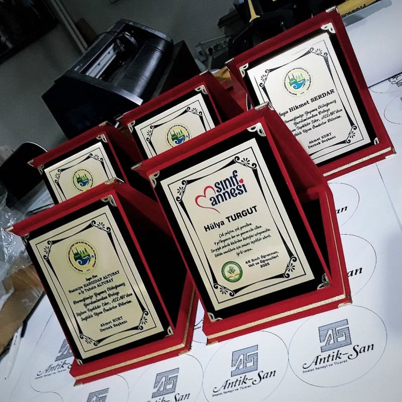 Orta Boy Kırmızı Kadife Plaket Orta Boy Kırmızı Kadife Plaket