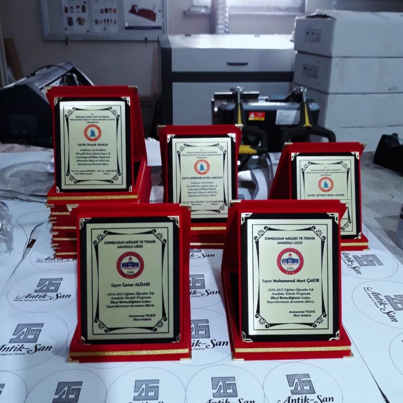 Orta Boy Kırmızı Kadife Plaket Orta Boy Kırmızı Kadife Plaket